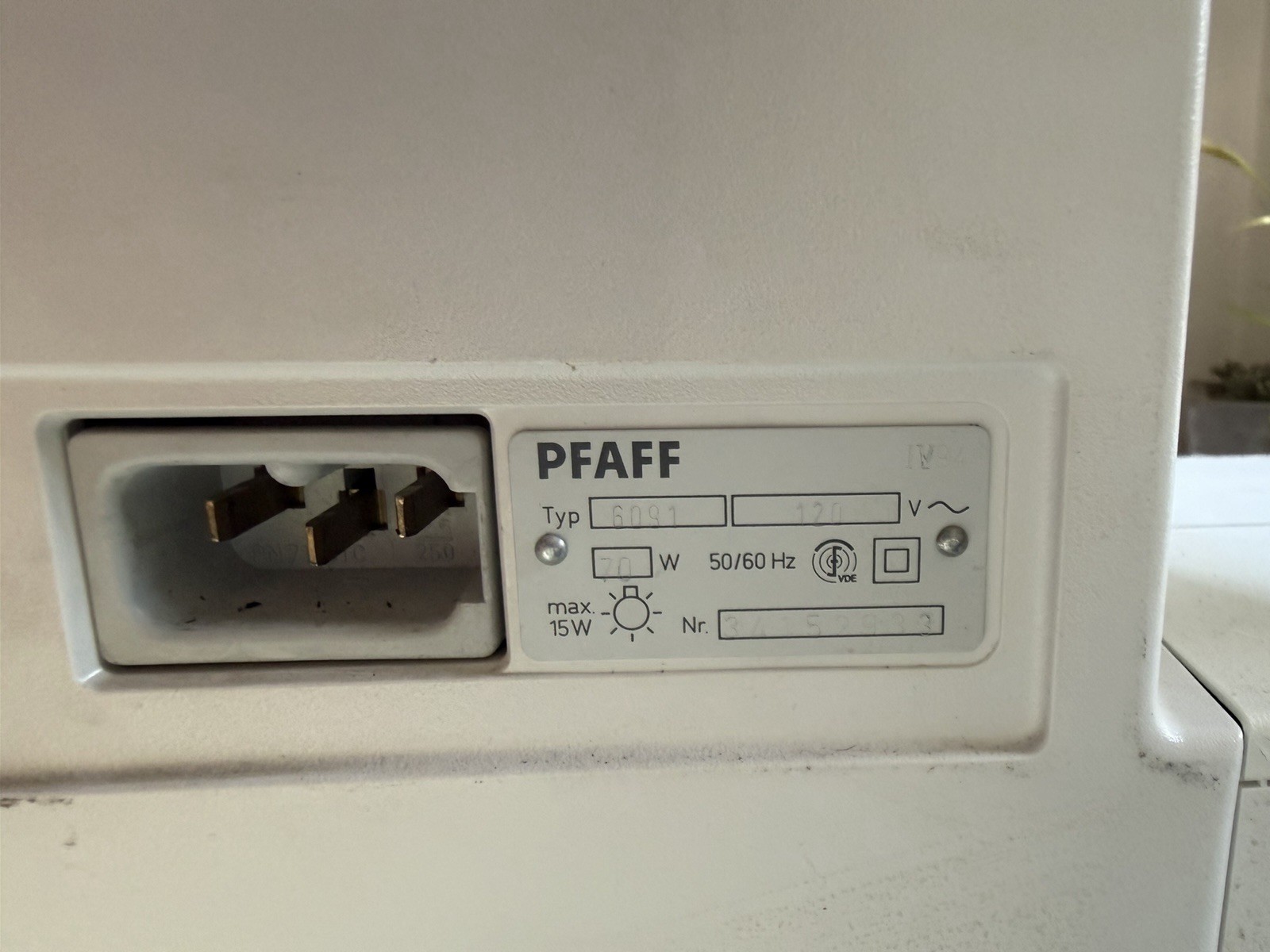 Pfaff Varimatic Sewing Machine 6091 w/ case No Pedal