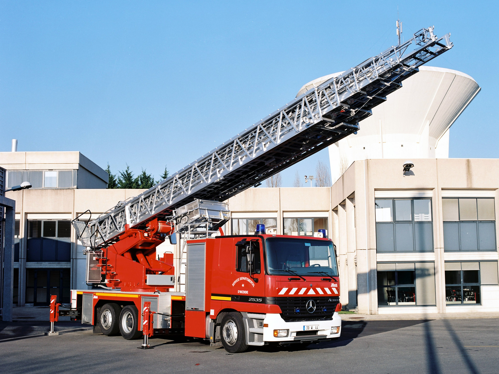 Cars 1997 mercedes benz actros 2535 feuerwehr metz mp1 Desk Mat Stitched