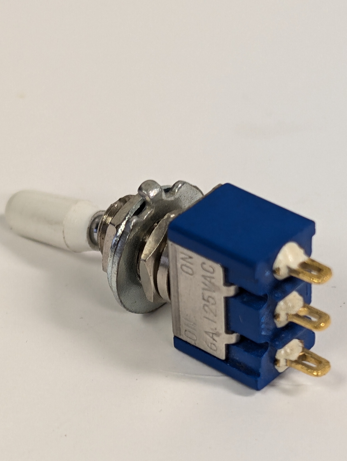 SPDT MINIATURE TOGGLE SWITCH