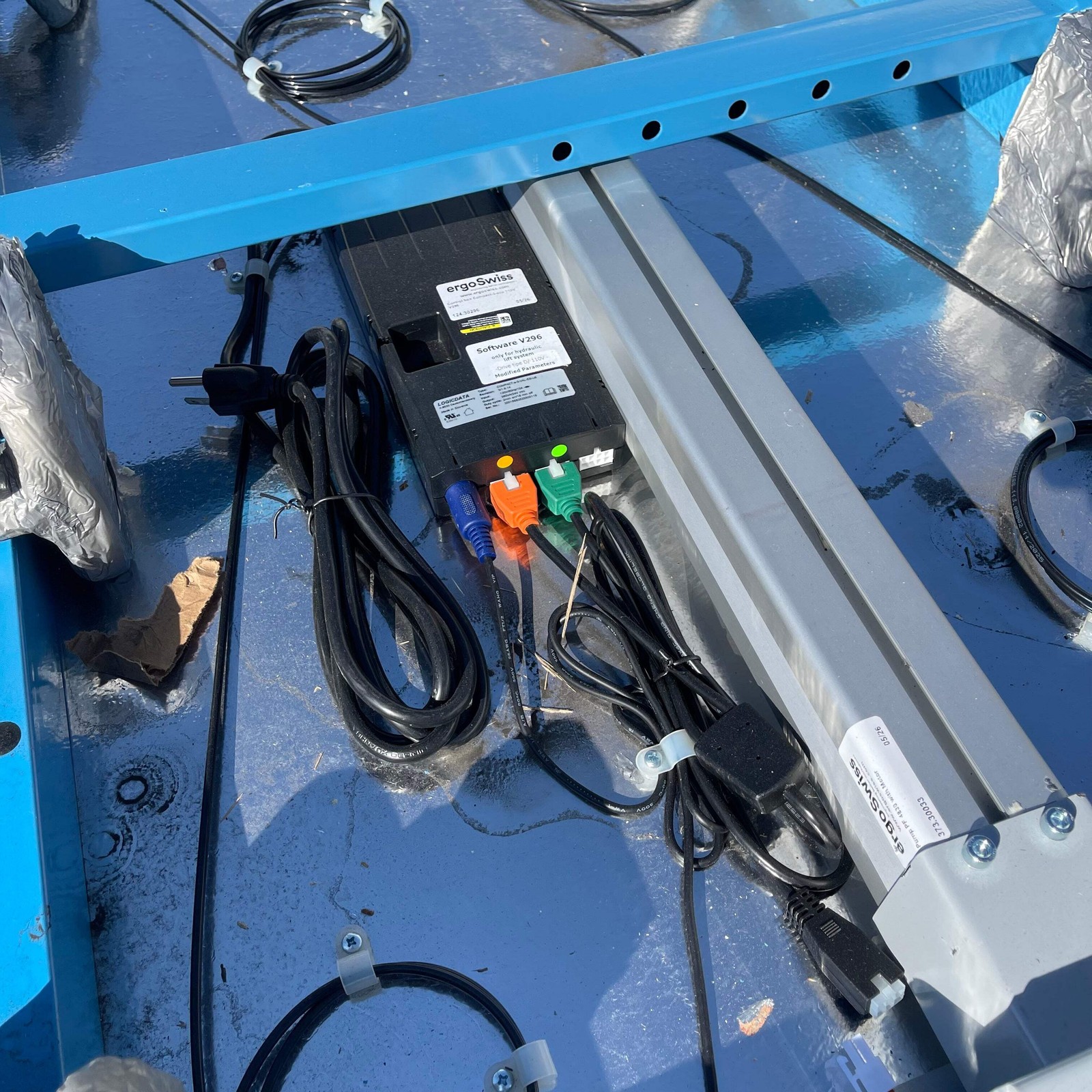 Z@ ERGOSWISS Work Table Lift System 70”x28” Blue
