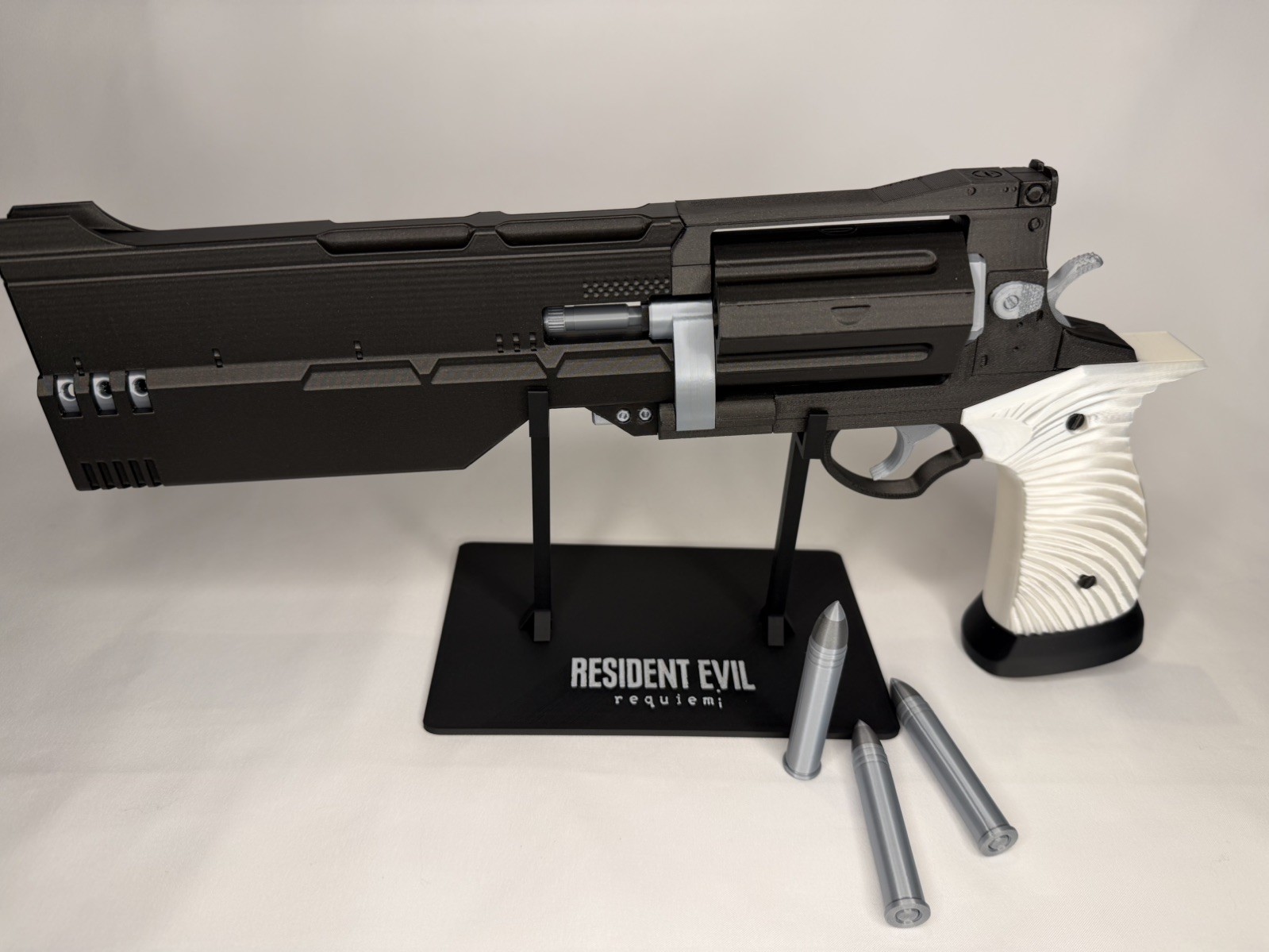 Leon Kennedys Requiem Handgun Prop Replica 1:1 With Moving Parts Cosplay Perfect