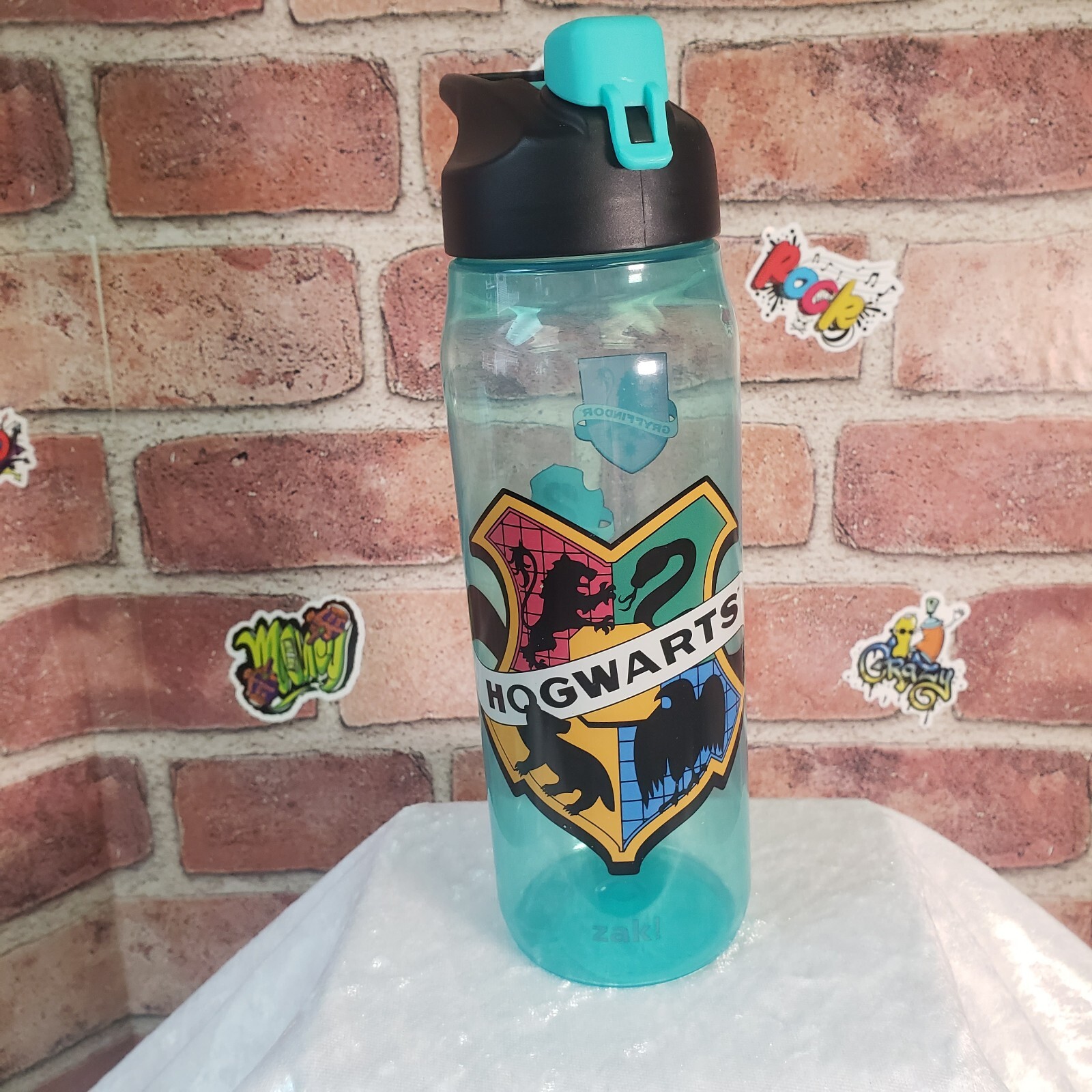 Hogwarts BPA Free Water/Drink Bottle Light Weight Green Snap Top Twist Open 20oz