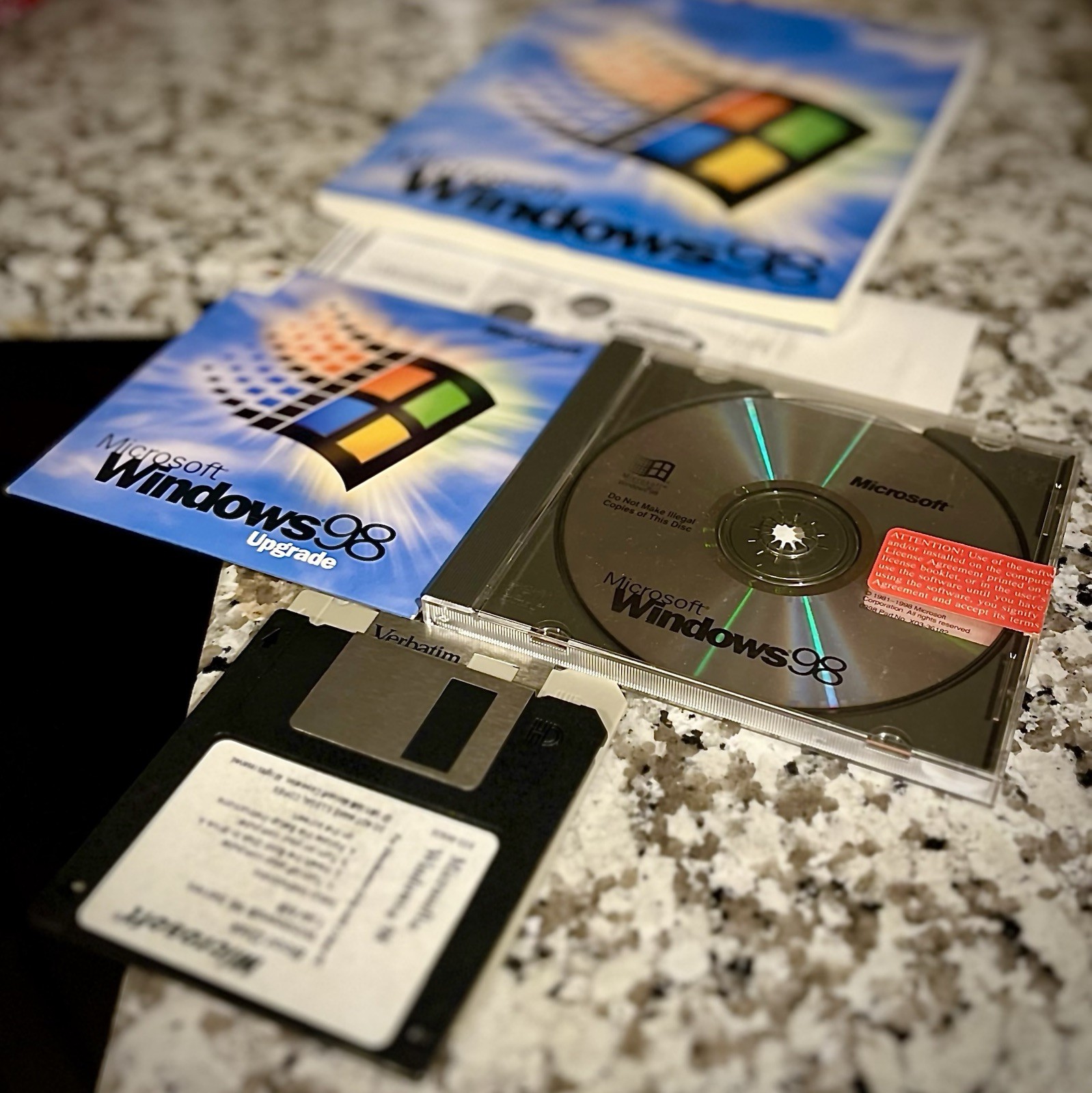Windows 98 Compkete CD + Key + Boot 3.5 With Upgrade Disk + Box & Documents 100%
