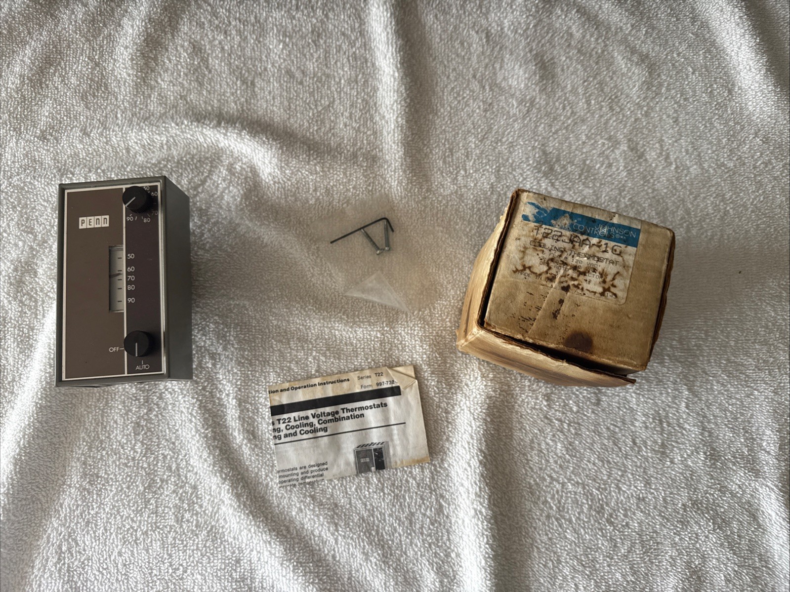 Johnson Controls Penn T22JAA-1C Cooling Thermostat New