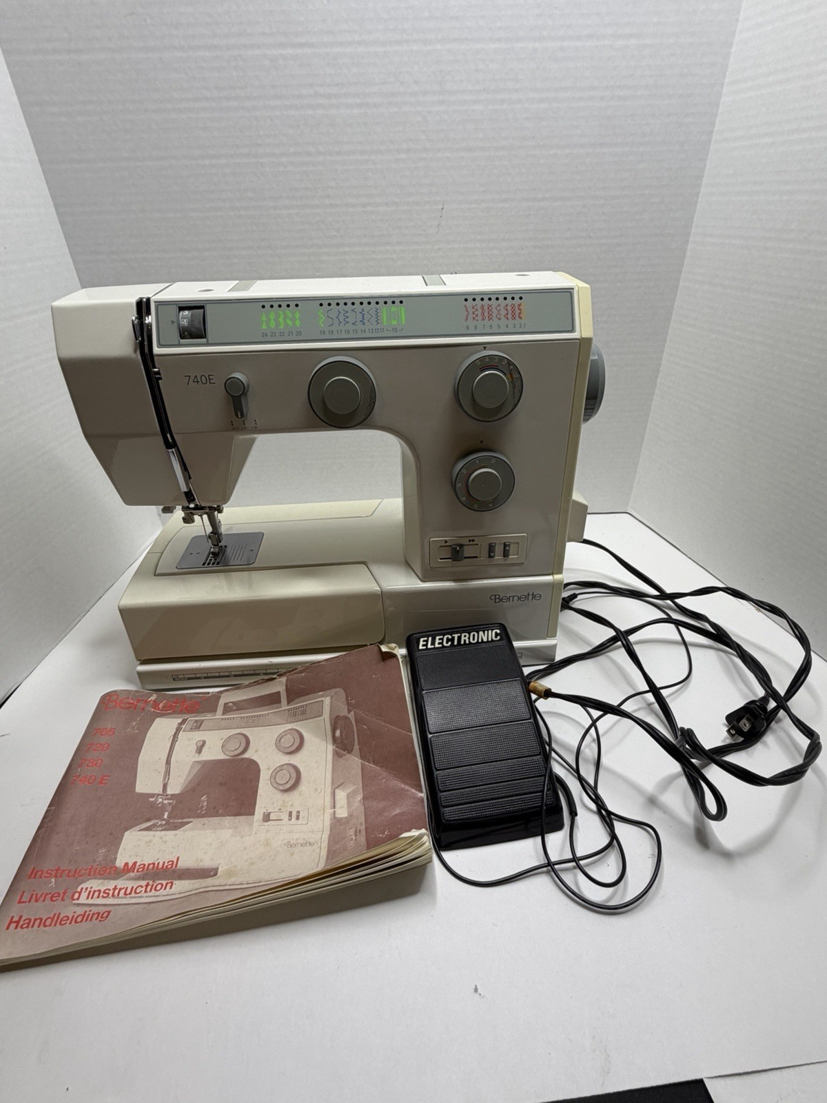 Bernette 740E Sewing Machine Working Comes With Instructions and Accessories