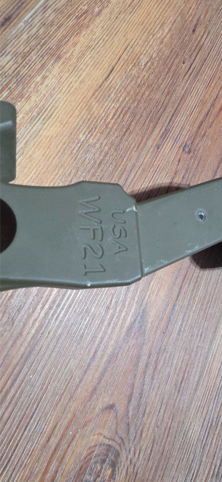 CD Wf21 bow riser, green with 8 oz weight excelkent condition