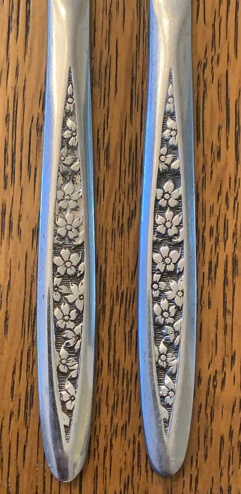 2 Knives CUS5 (STAINLESS) by CUSTOMCRAFT Floral Handle, Textured