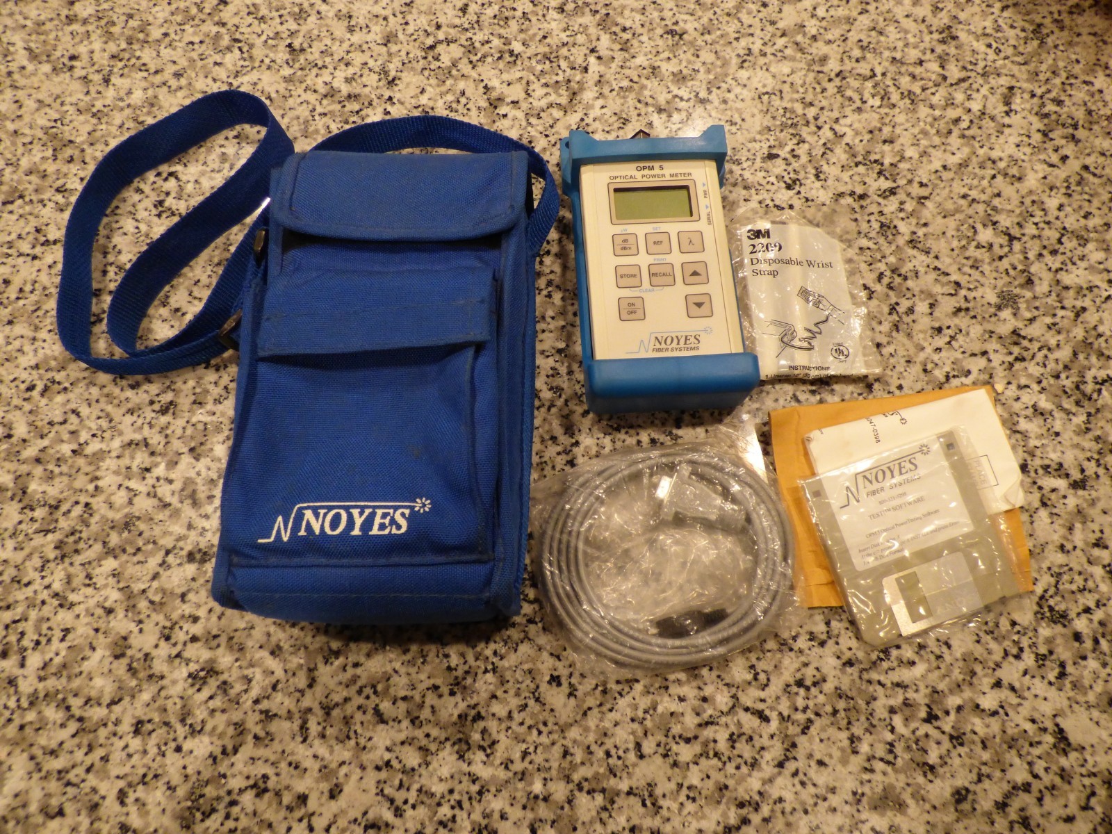 AFL Noyes OPM5-4 OPTICAL Power Meter W/SC ADAPTER, POWER CORD, DISKS, ETC. CASE