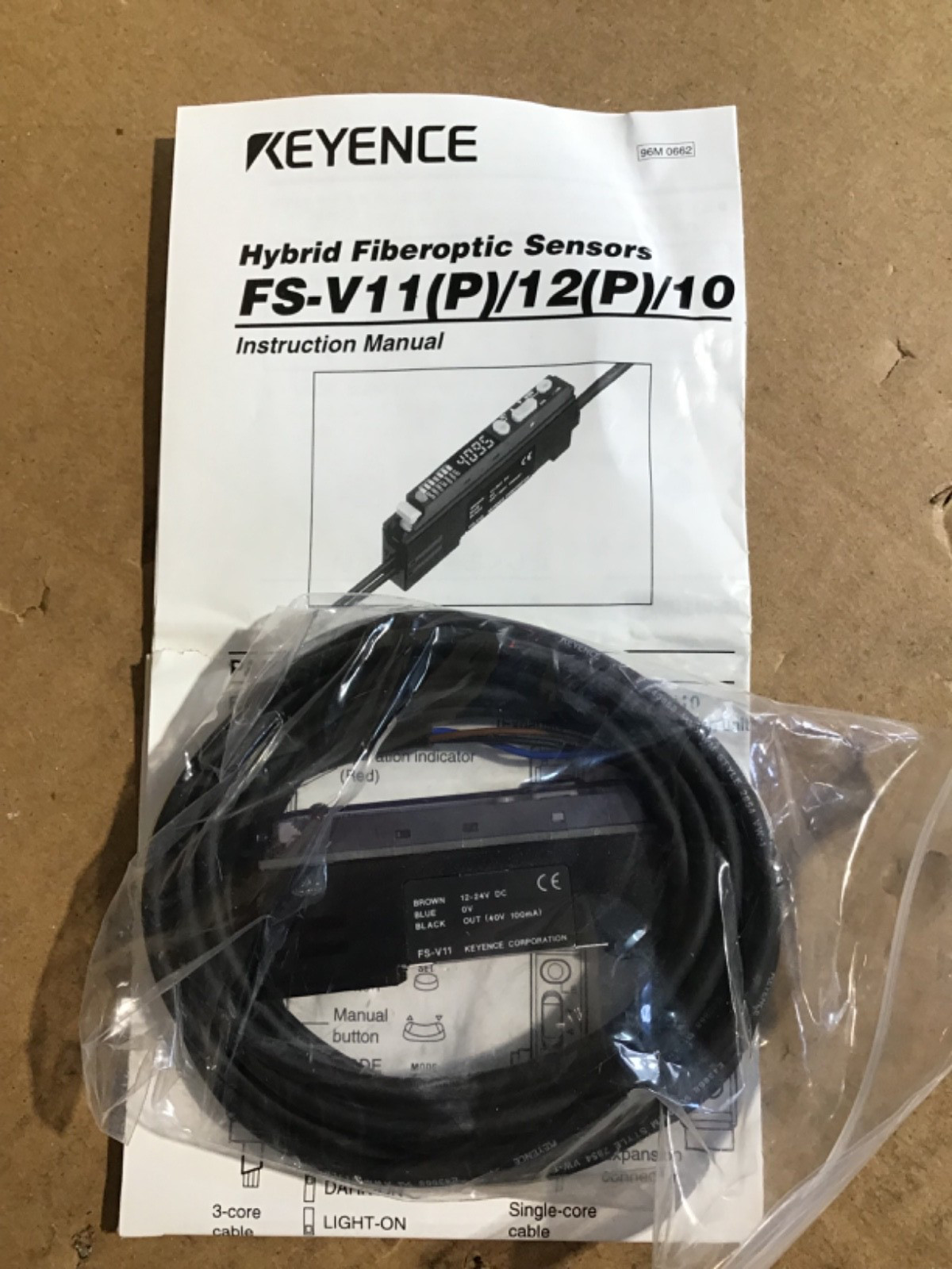 KEYENCE FS-V11 DIGITAL FIBER OPTIC SENSOR. NEW IN BOX