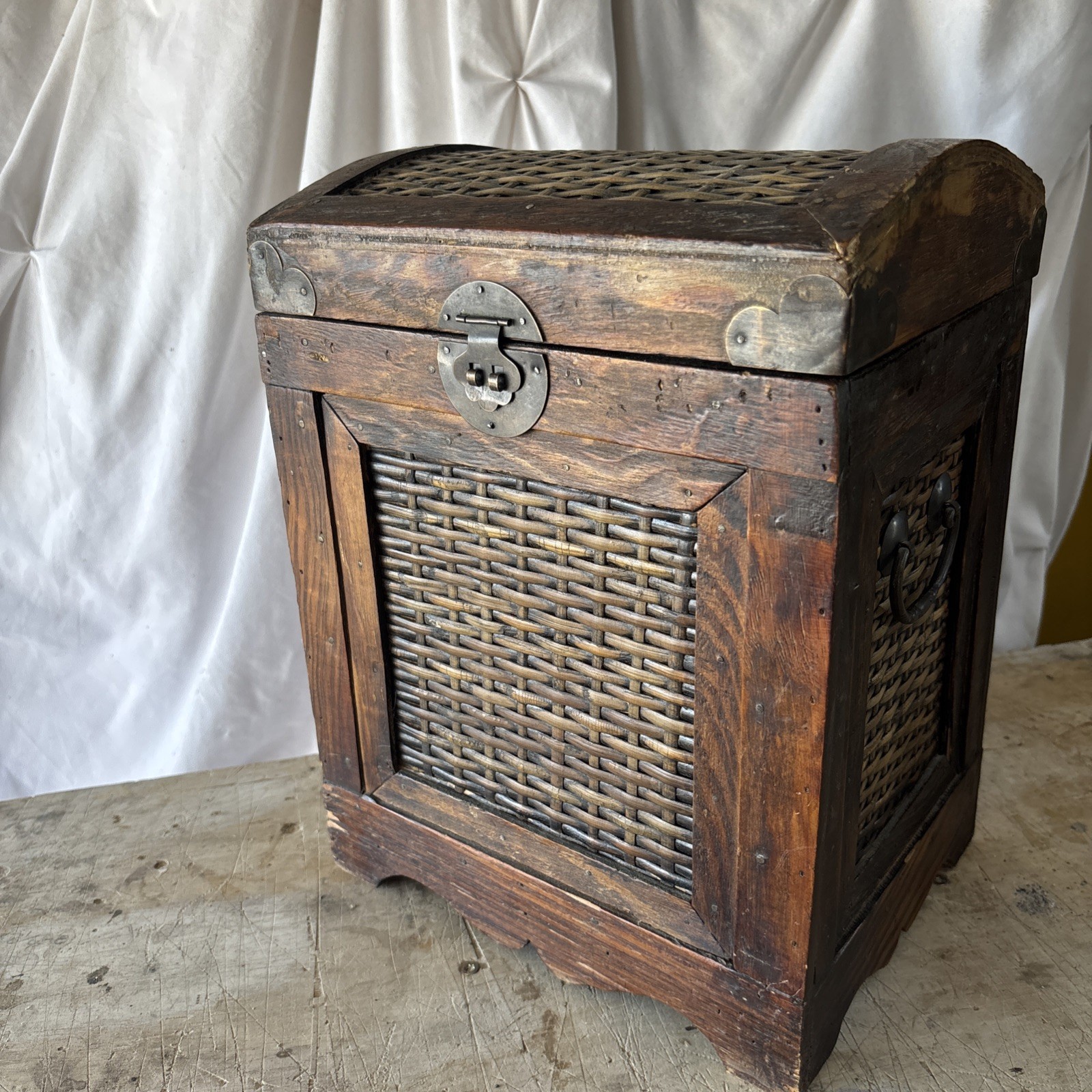 Super Vintage Dark Brown Wicker Rattan Storage Trunk Brass Hardware 1930s