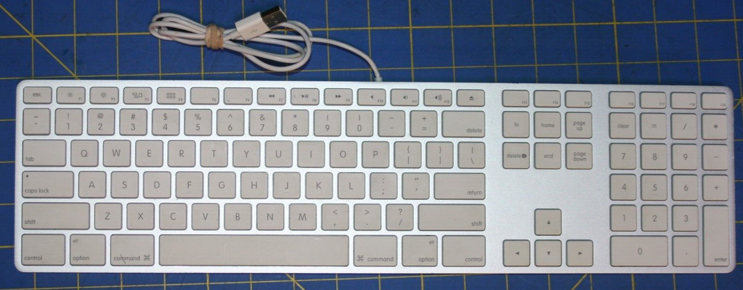 Apple A1243 USB Wired Keyboard White Silver MB110LL Numeric 10 Keypad Tested VGC