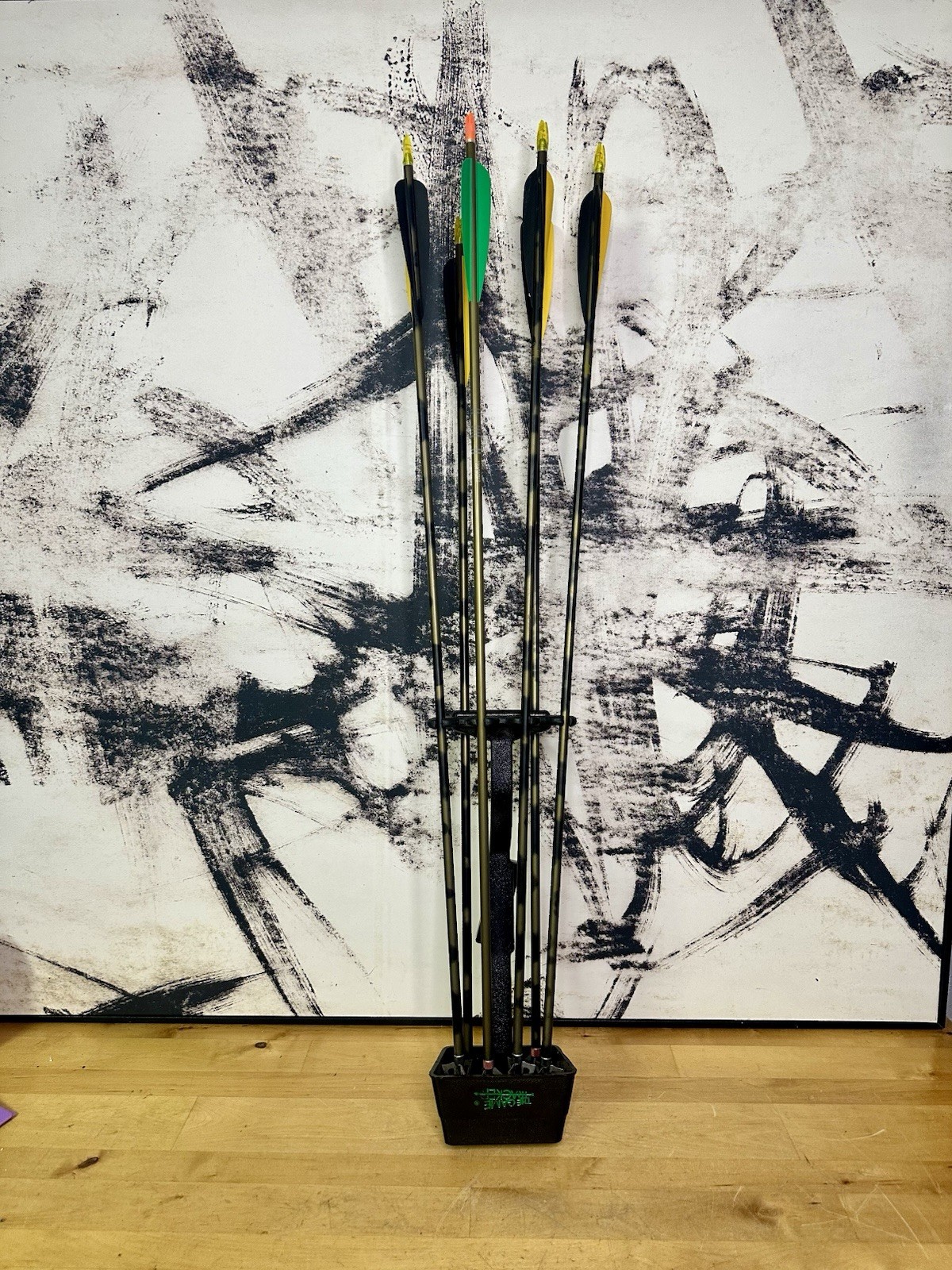 Bear Archery 2117 Camo Aluminum Arrows (6) 5 Broadheads + Game Tracker Quiver