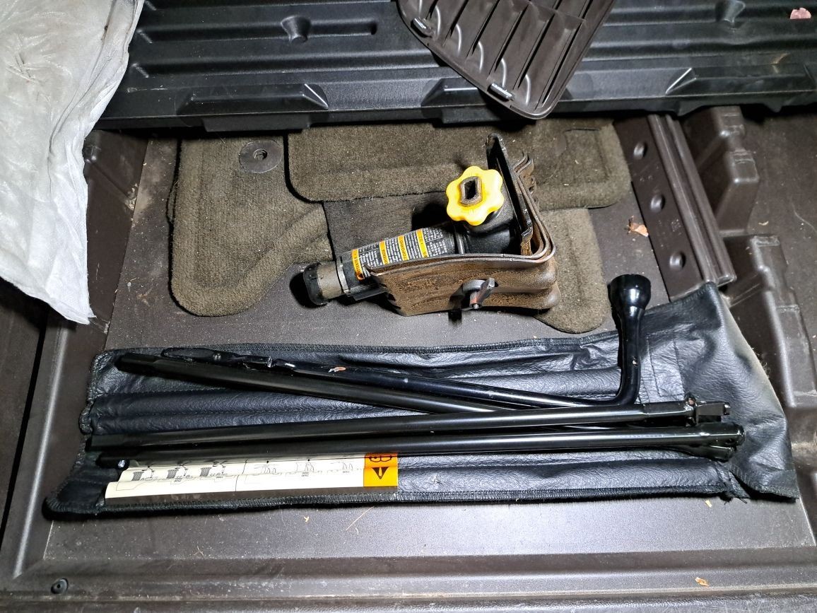 2015 Suburban 1500 Jack Sku#4379690