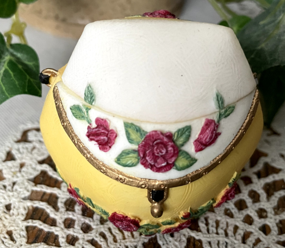 FLAMBRO WILLOW HALL COLLECTION - STEPHANIE RESIN TRINKET BOX - PURSE W/ ROSES