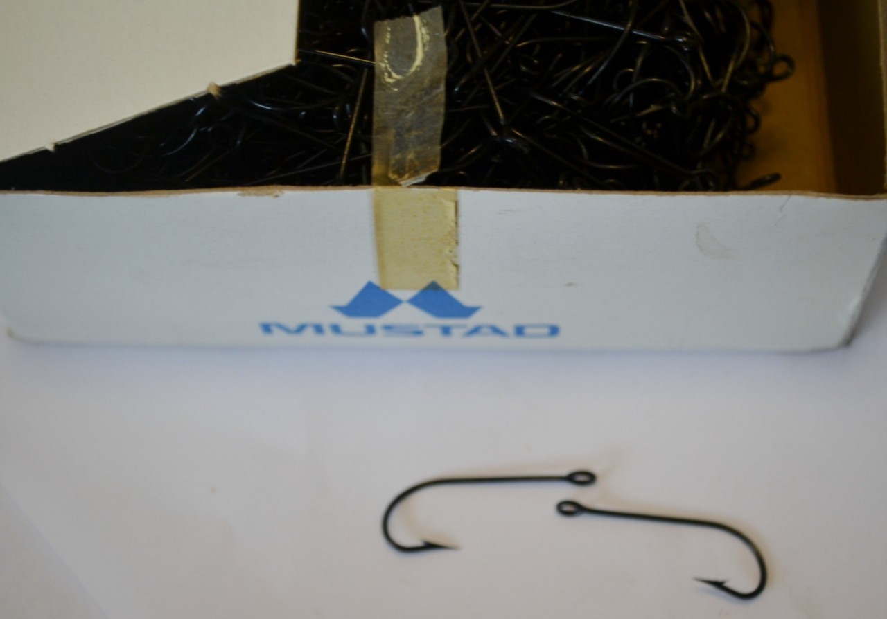 New Bag of 100 Mustad Kirby Black Carbon Steel Fish Hooks Size 1 3135