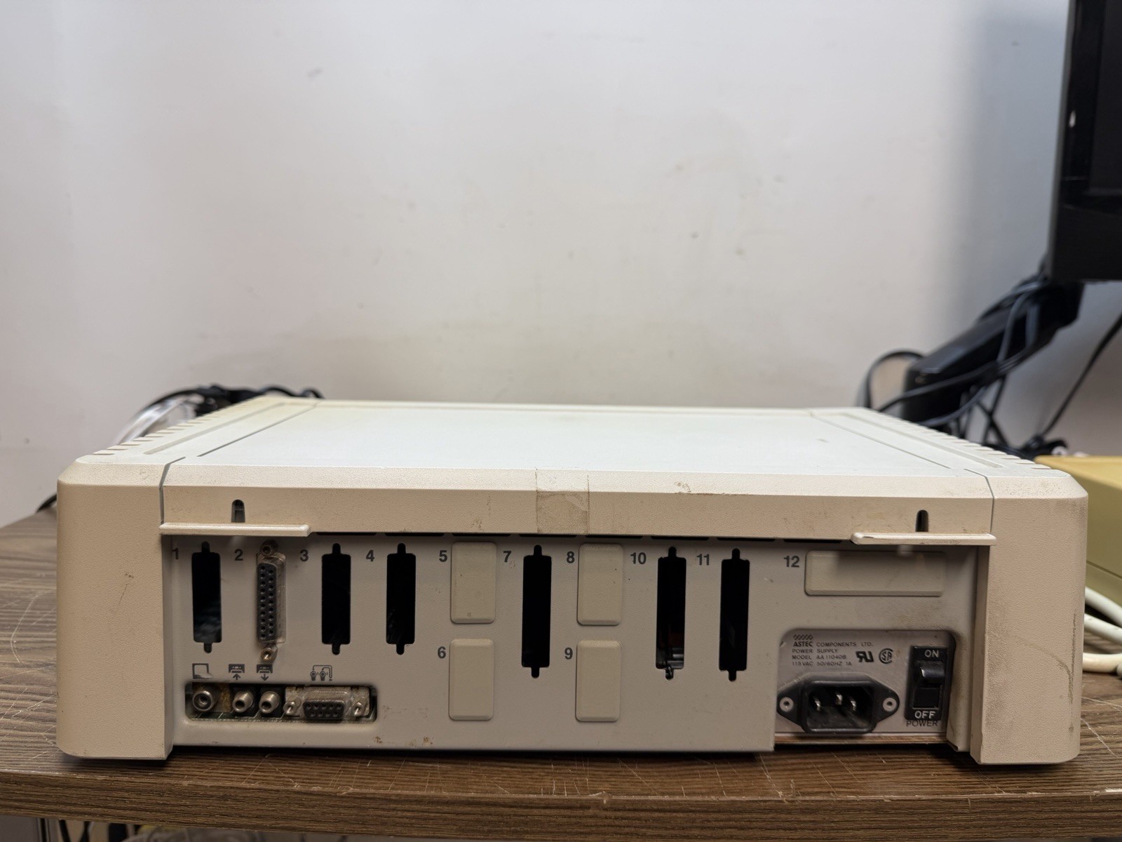 VINTAGE APPLE IIE PLATINUM WORKS WITH DISK CONTROLLER AND DRIVE MISSING KEY