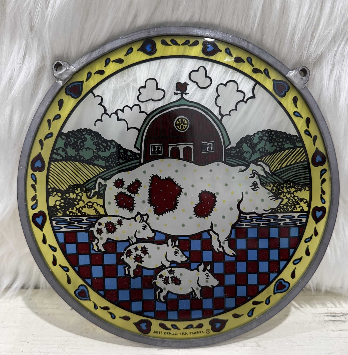 8” ROUND ART GLASS SUN CATCHER 1982 Jersey Art Glass pigs, farmhouse, decor