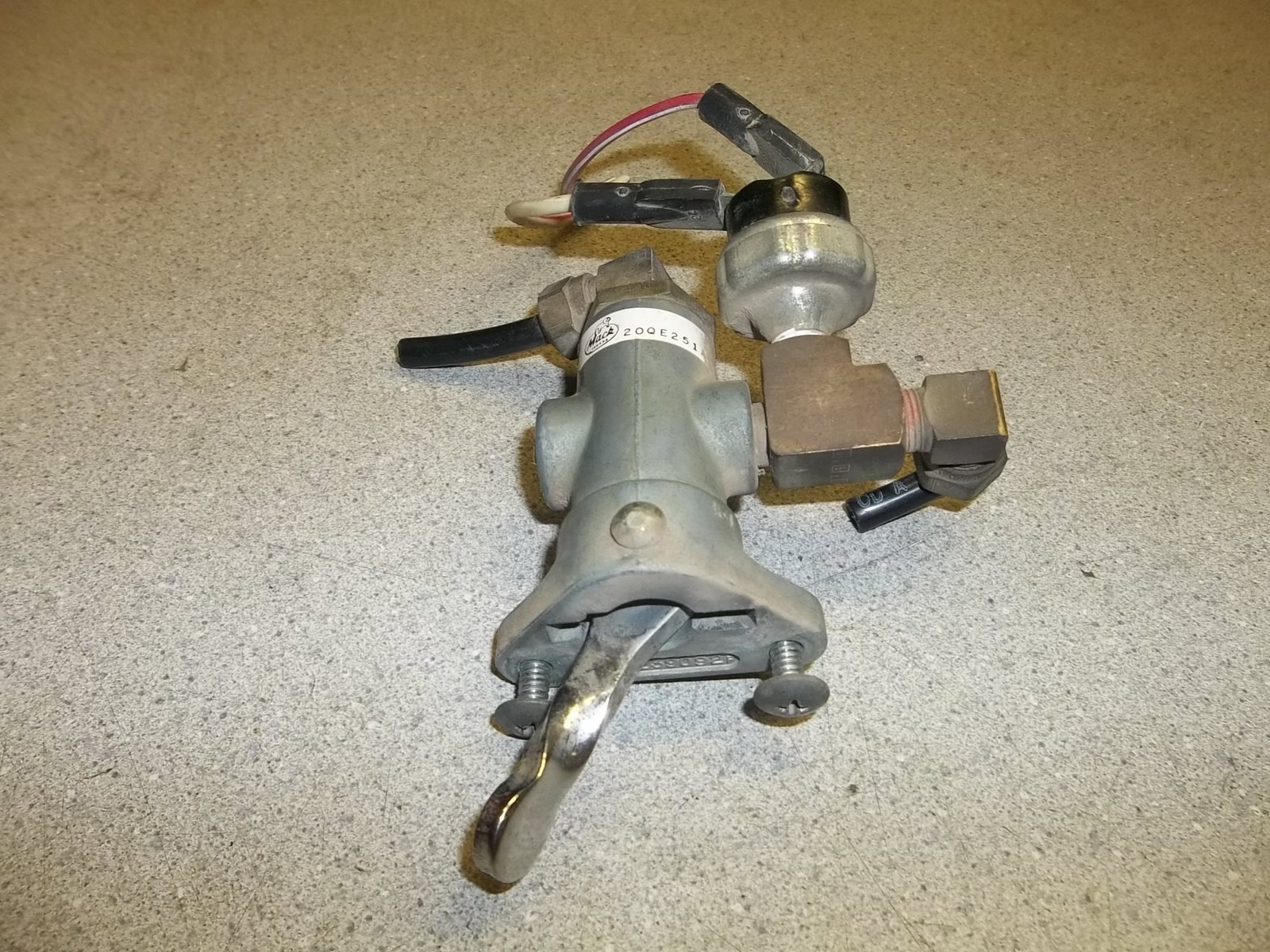 Mack 20QE251 Height Control Valve Switch T-239092F *FREE SHIPPING*