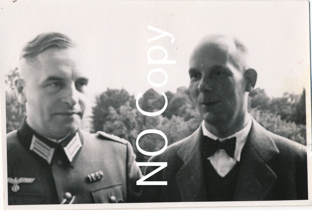 Photo WK2 - Wehrmacht Officer in France Talking to Locals X117