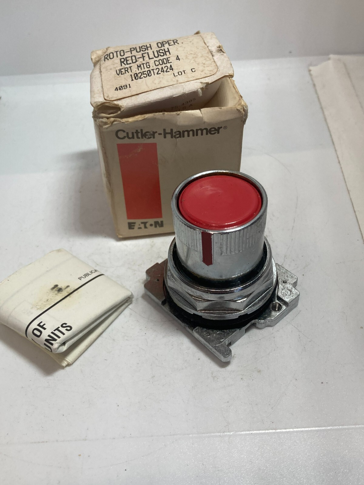CUTLER HAMMER 10250T2424 ROTO-PUSH OPERATOR RED FLUSH NIB