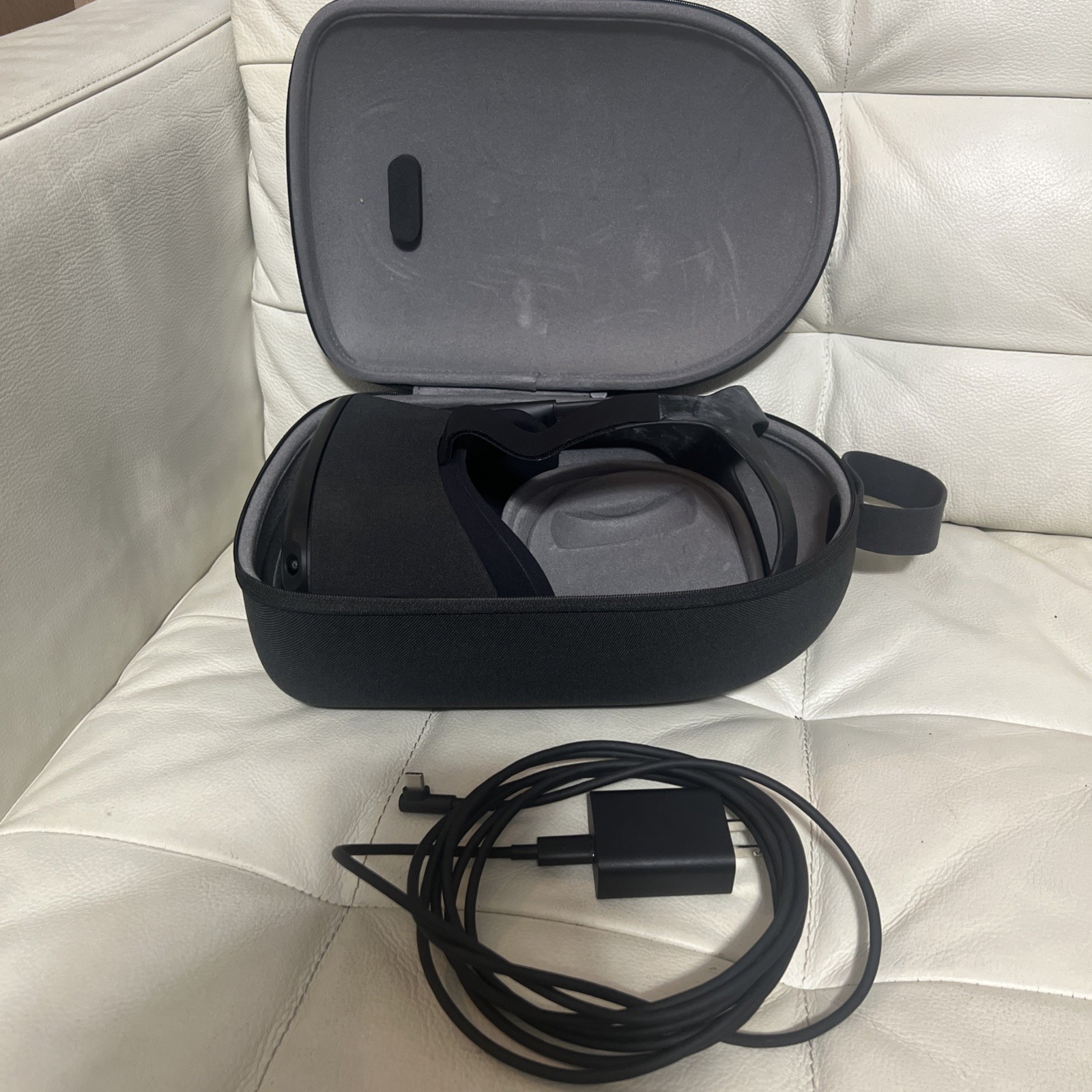 Oculus Meta QUEST 1 128GB Headset Only W/ Case , Charger , Tested Work Great!