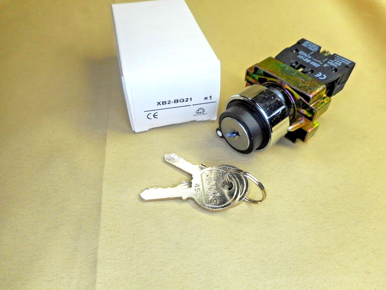 XB2-BG21 key selector switch (NIB)