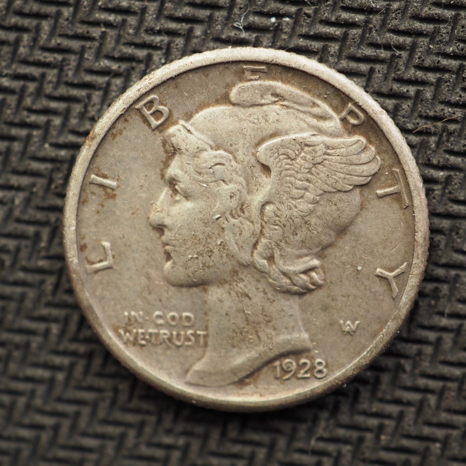 1928 *P* MERCURY HEAD  SILVER DIME *NICE* - FREE SHIPPING! - C3351