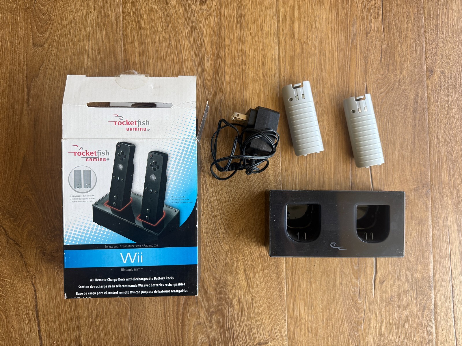 Rocketfish Gaming Wii Remote Charge Dock w/2 Rechargeable Battery Packs New Open