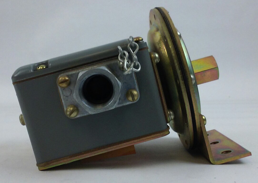 SQUARE D 9012 AMW-1 PRESSURE SWITCH RANGE .25-2.5 PSI DIFFERENTIAL .2-2 PSI