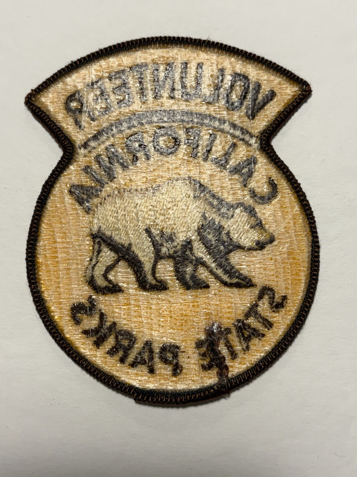 CALIFORNIA STATE PARKS SYSTEM VOLUNTEER WALKING BEAR SHOULDER PATCH #D116
