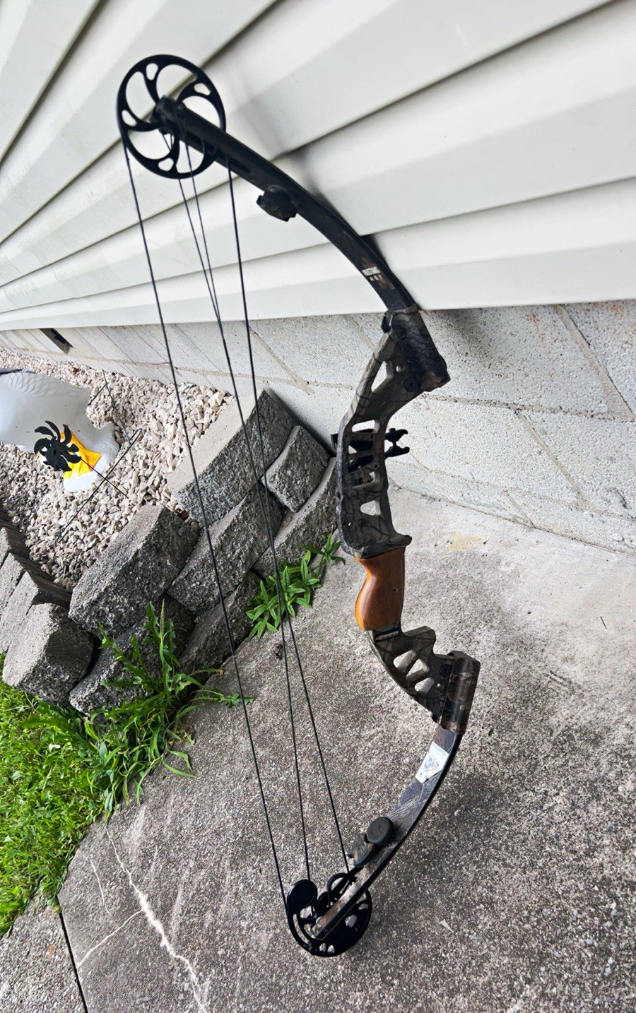 Champion Mustang LH Compound Bow 70 lb 28 in Draw 32 in Length Camo