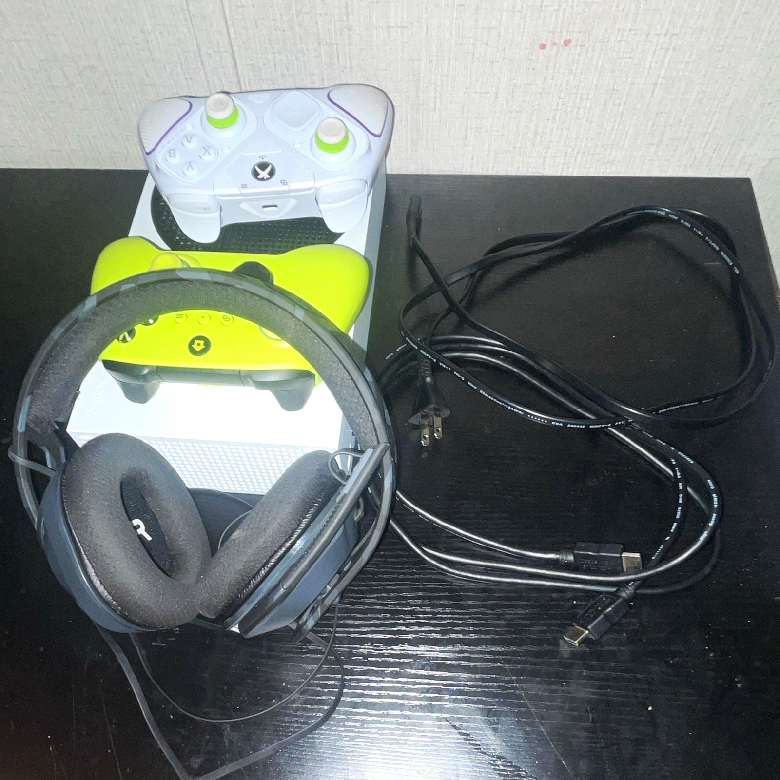 Xbox Series S 1TB Over-Ear Headband Gaming Headset Boom Mic White