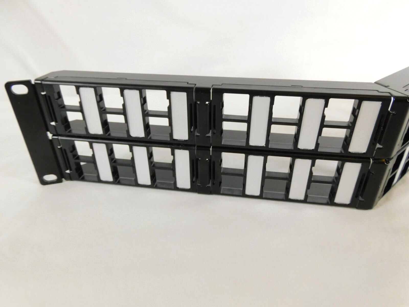 CPPA-UDDM-M-2U-48 760207308 Angled CommScope Patch Panel + Cable Management Bars