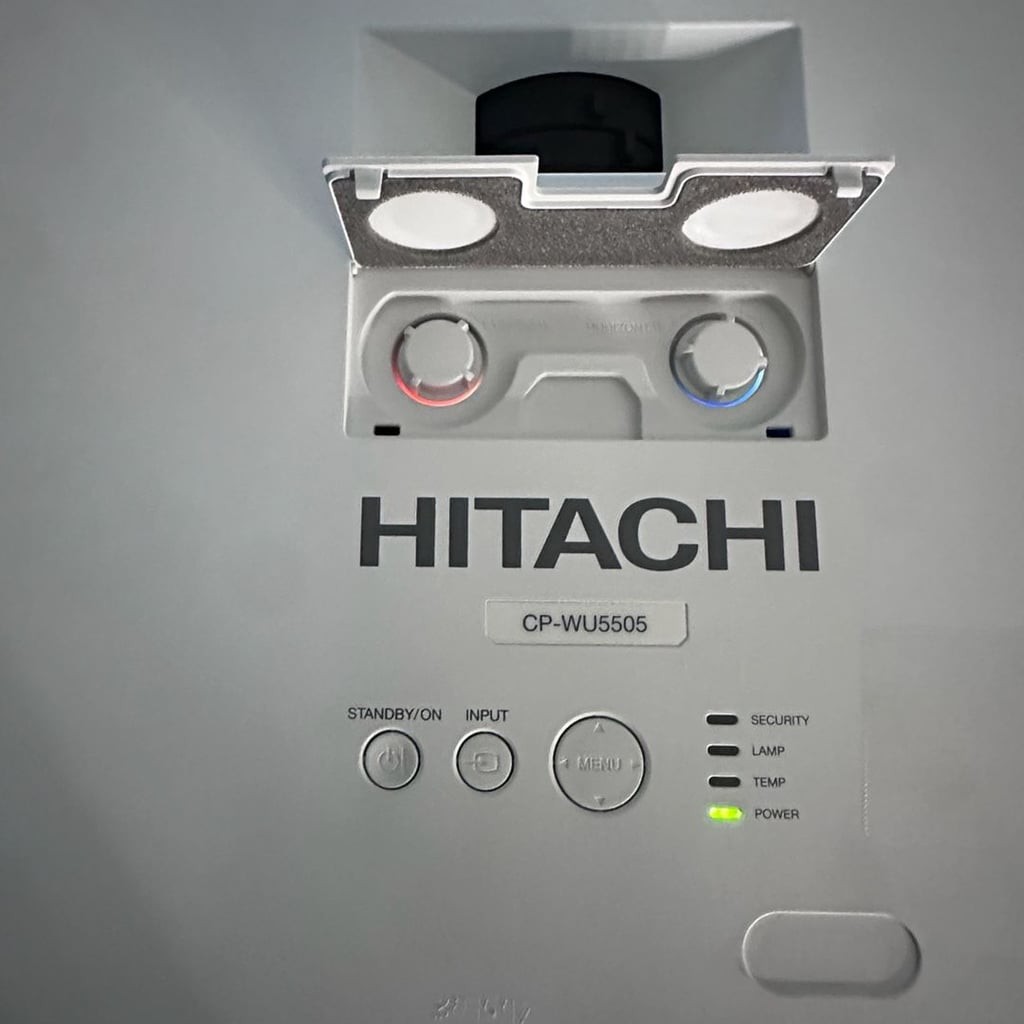 For part or to fix- Hitachi CP-WU5505 3LCD WUXGA 5200 Lumens Projector