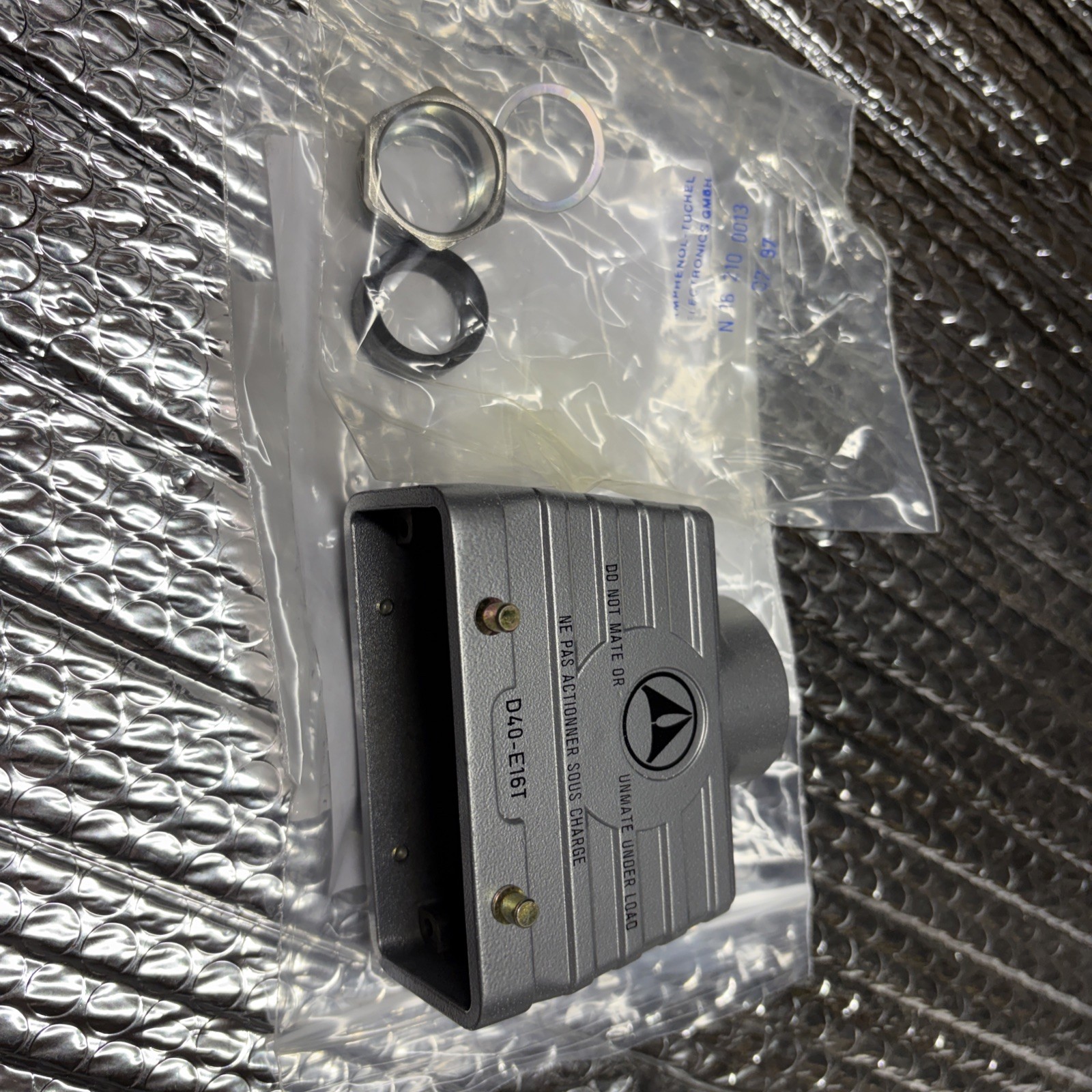 AMPHENOL D40-E16T / D40E16T NEW NO BOX nos (a12)