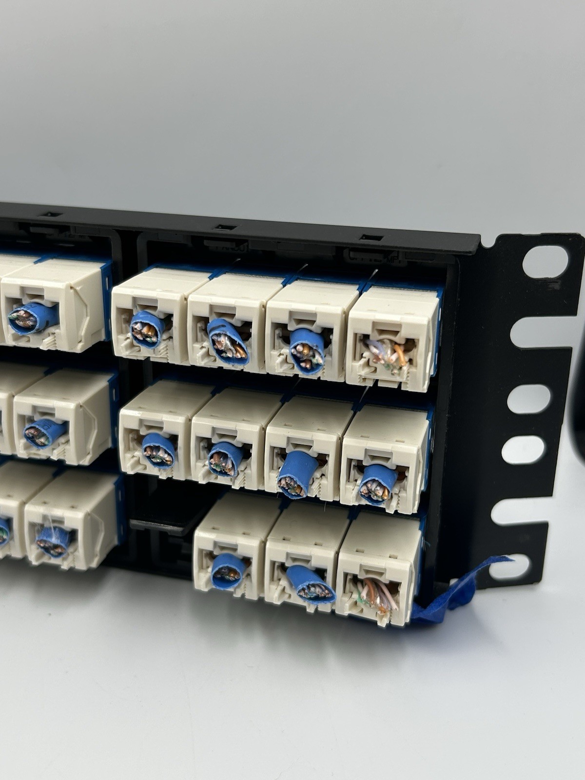 PANDUIT Mini-Com 72 Port Angled Cat 6 Patch Panel 2U CPPA72FMWBLY TX6A Modules