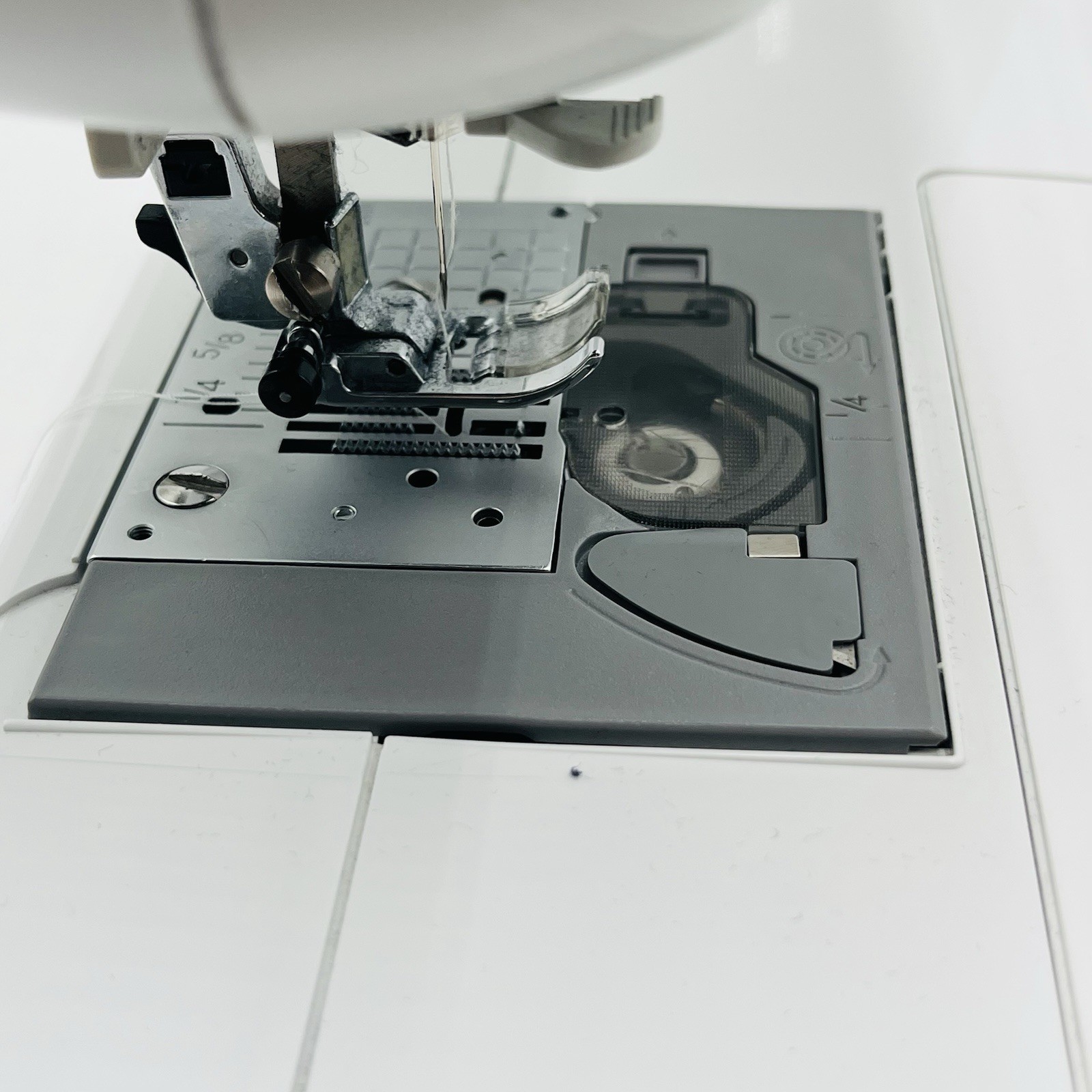 Brother XR9000 Computerized Sewing Machine LCD 80 Stitches With Case & Pedal