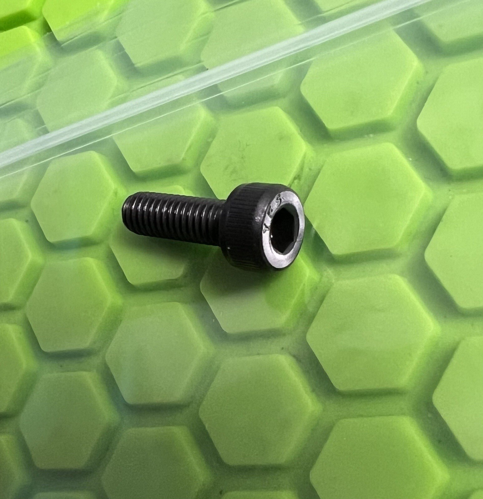 SPYDER / KINGMAN PAINTBALL MARKER SIGHT RAIL BLACKOUT SCREW (1) - BLACK
