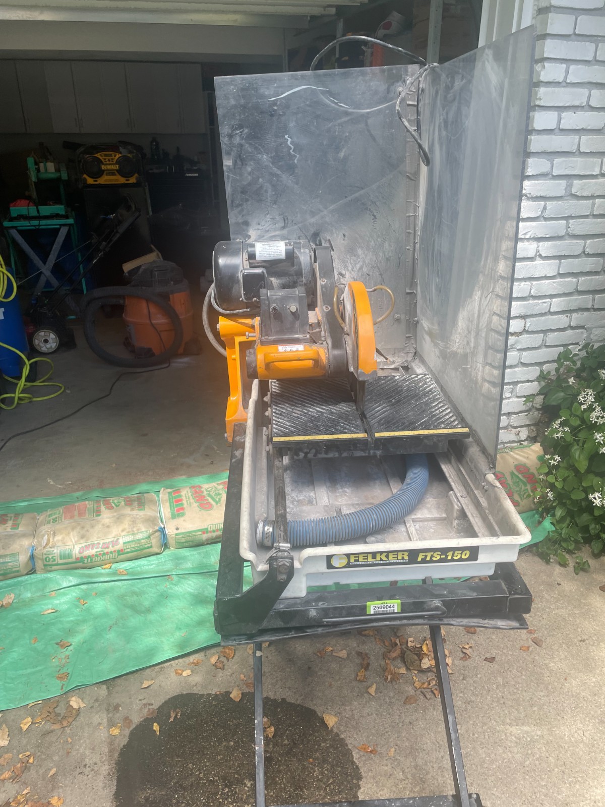 Felker FTS 150 10" 1.5 HP Wet Tile Saw with stand and water tray