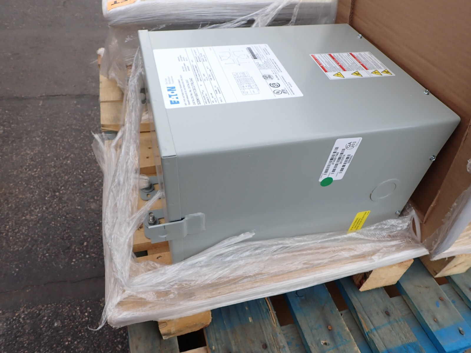 NEW EATON 7.5 KVA 1 Phase Encapsulated Transformer 240x480 to 120/240v S20N11B07