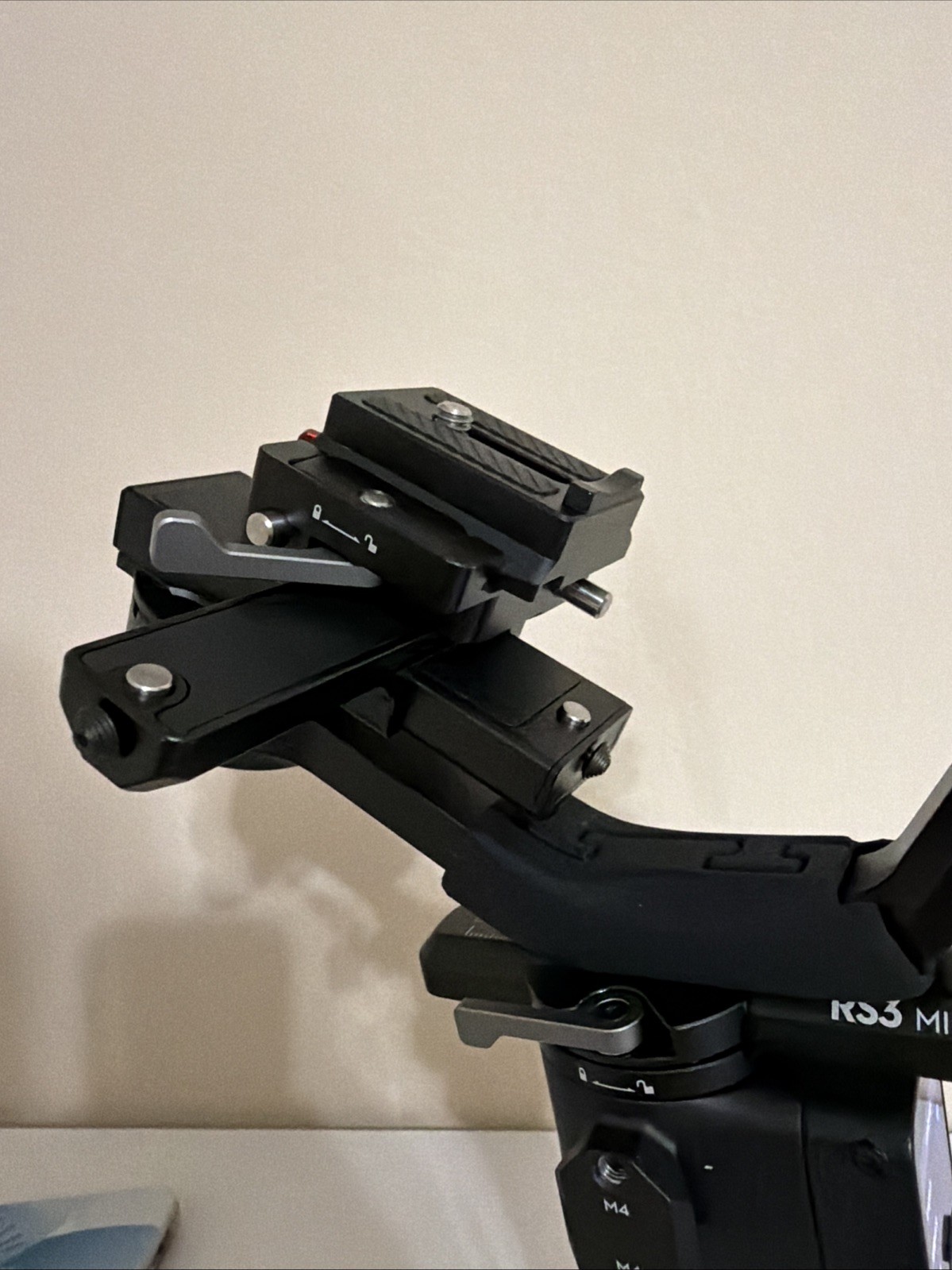 1-Use DJI RONIN RS3 MINI - No Box