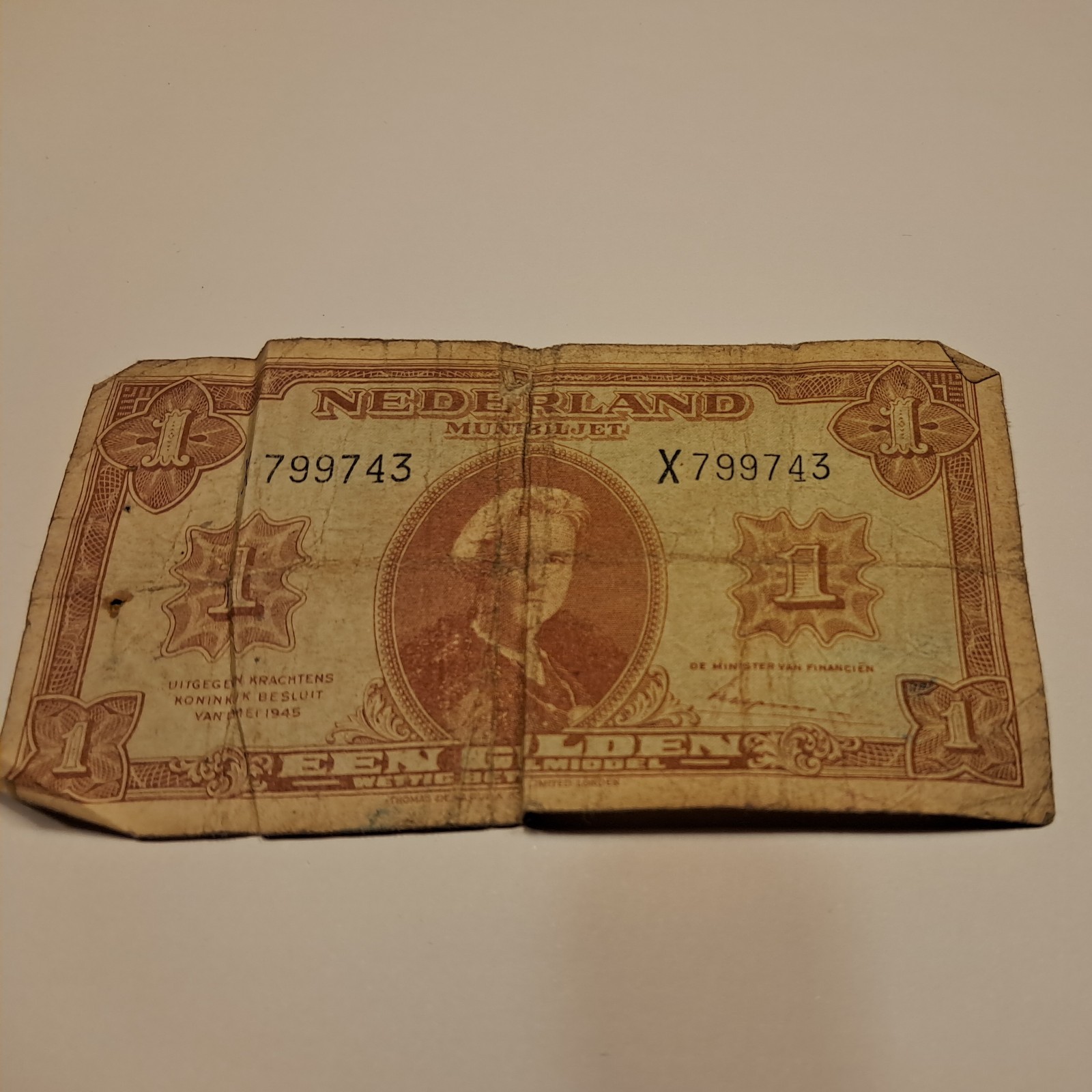 Een Gulder Banknote Queen Wilhelma Netherlands 1945 number X799743