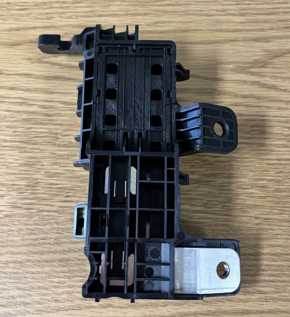 OEM GM 23122140 13-17 Cadillac ATS Battery Distribution Engine Compartment Fuse
