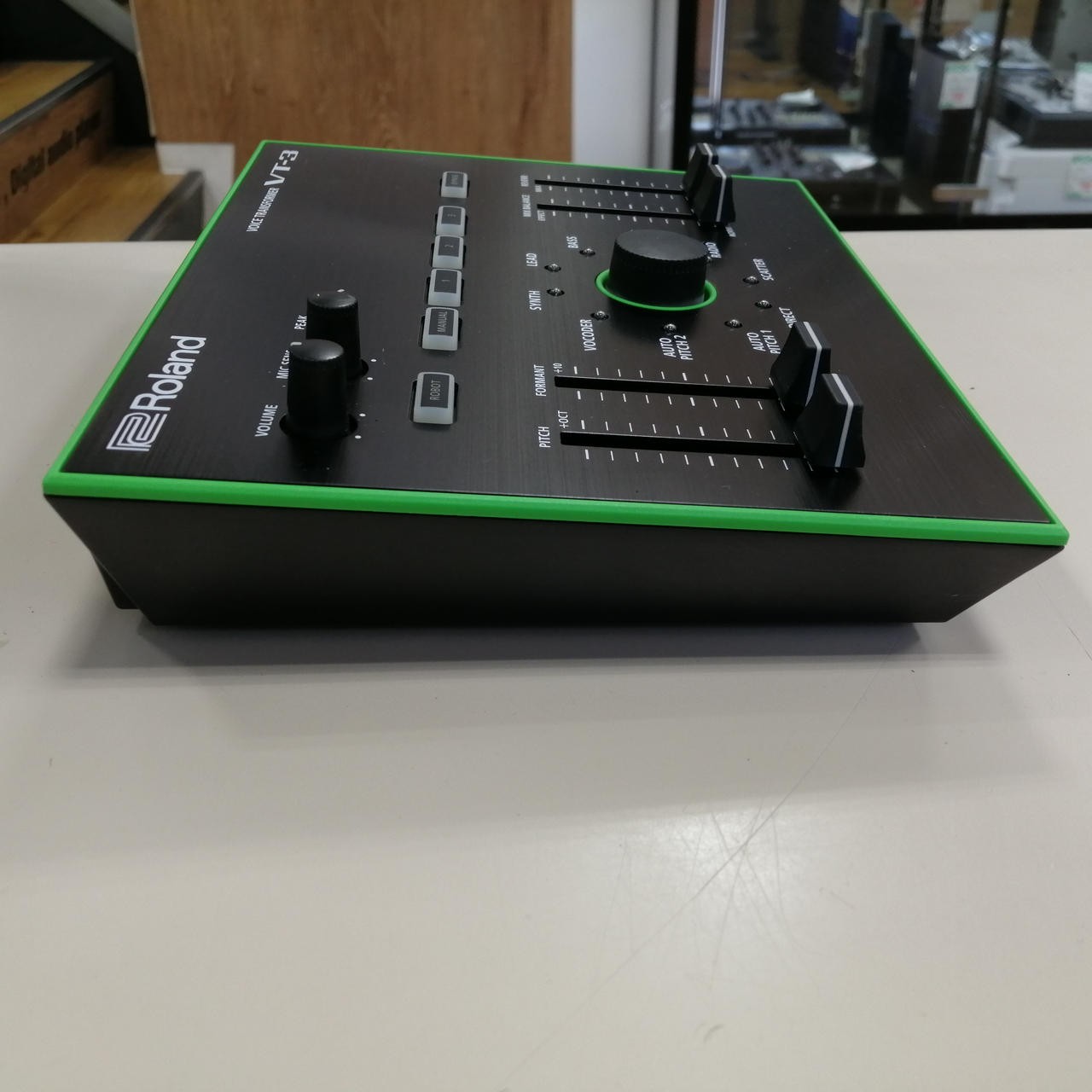 ROLAND Model VT-3 Voice Transformer