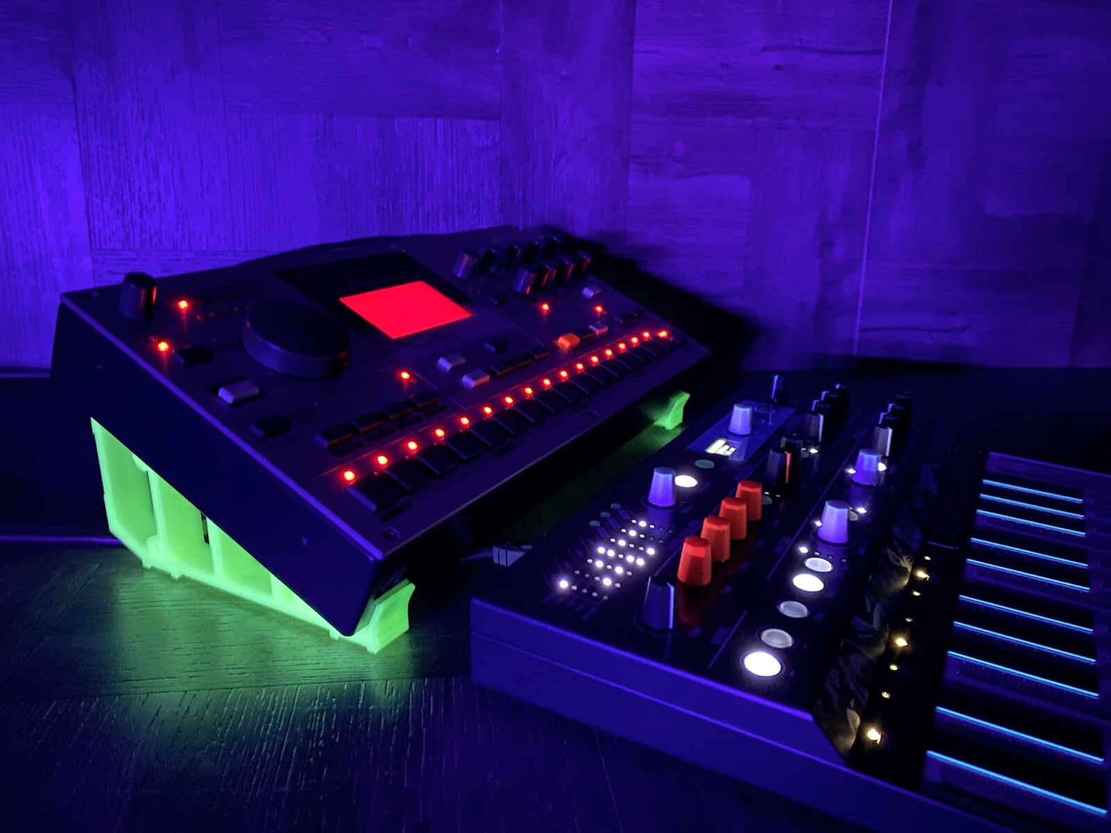 25º Universal Stand for ELEKTRON Desktop Modules - DWL - Color SE LUMINESCENT