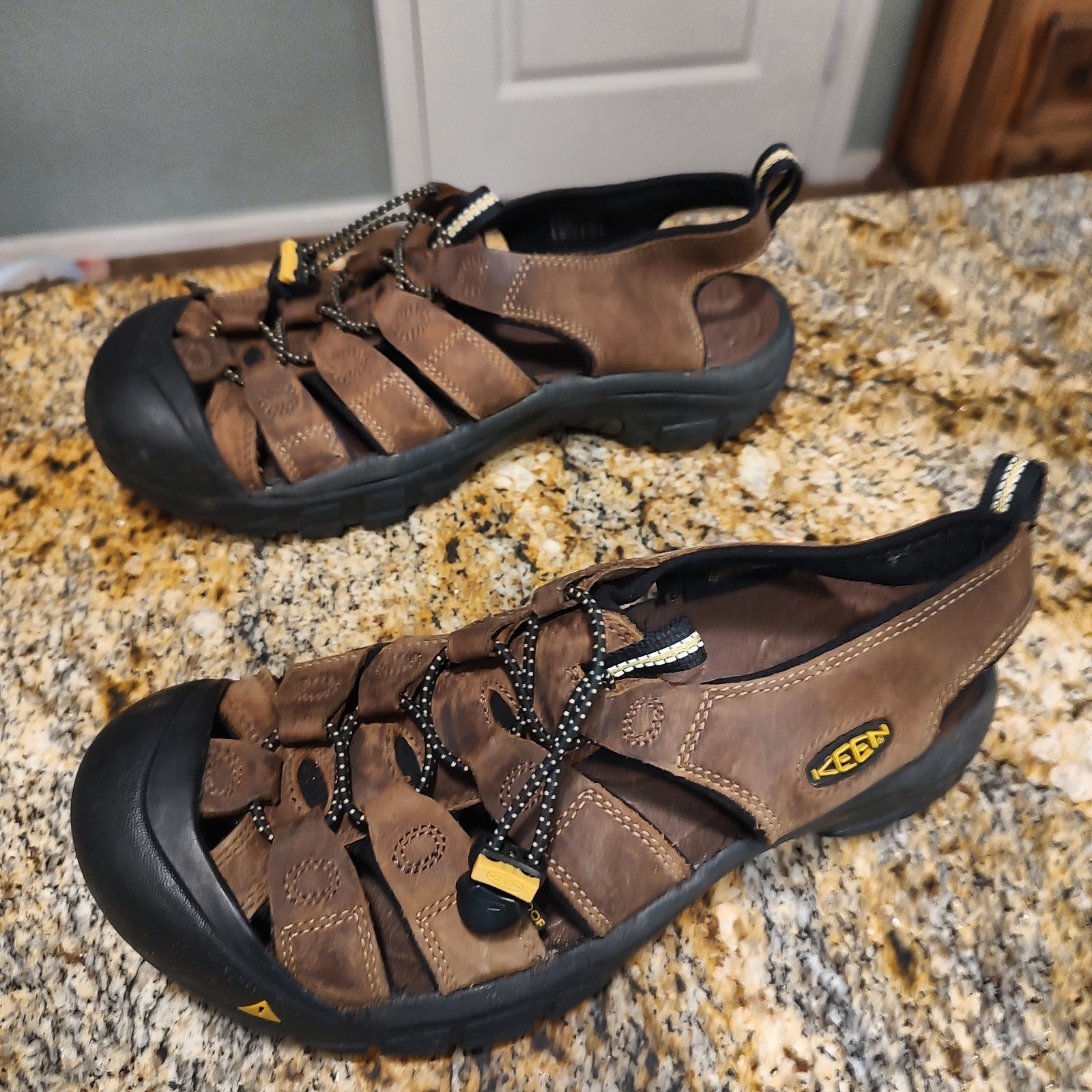 Keen Brown Outdoor Sandals 8.5 US Mens hiking Trail Water Leather Shoes Sandals