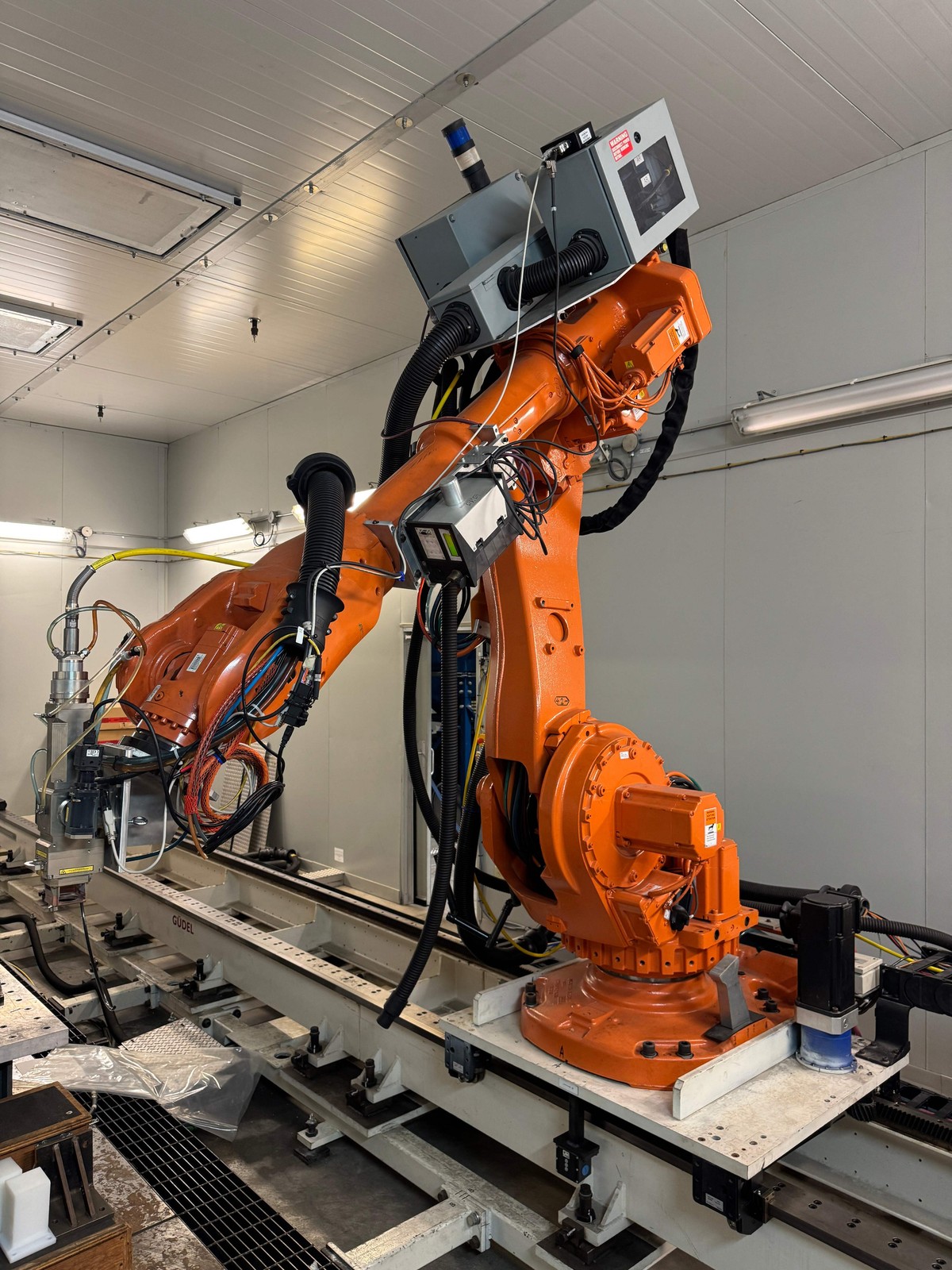ABB LASER WELDING ROBOT SYSTEM IRB-6600-M-2004 + IPG LASER YLS-15000