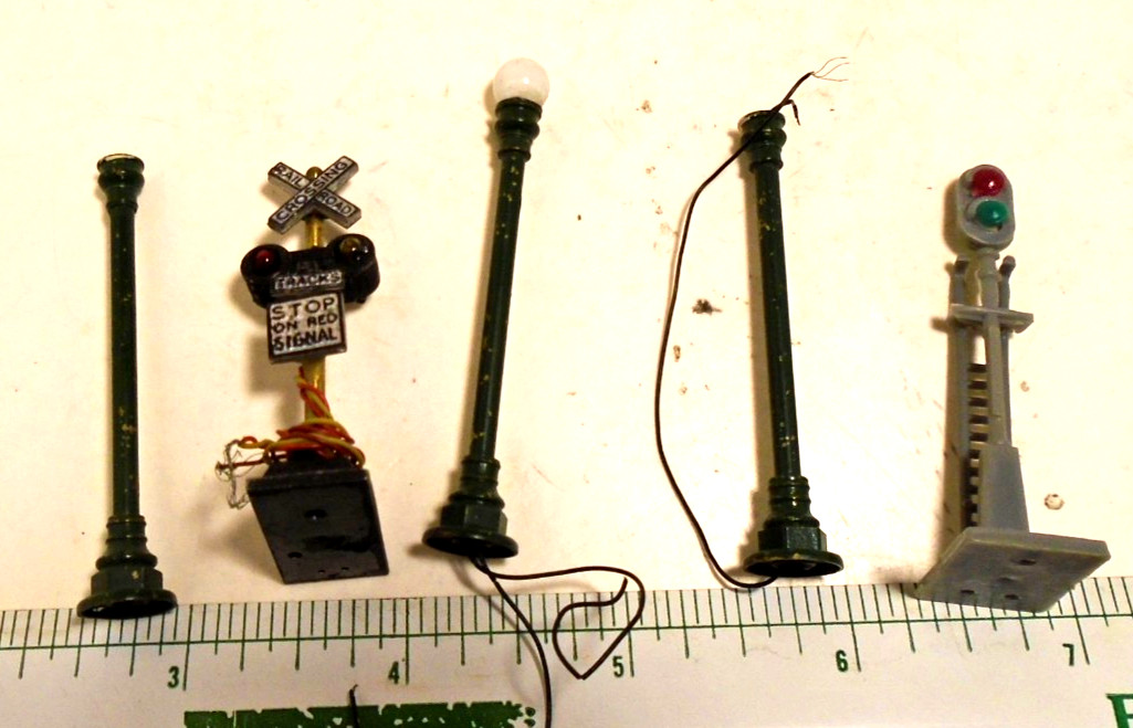 HO SIGNALS & STREET LIGHTS LOT -  (5 PIECES)