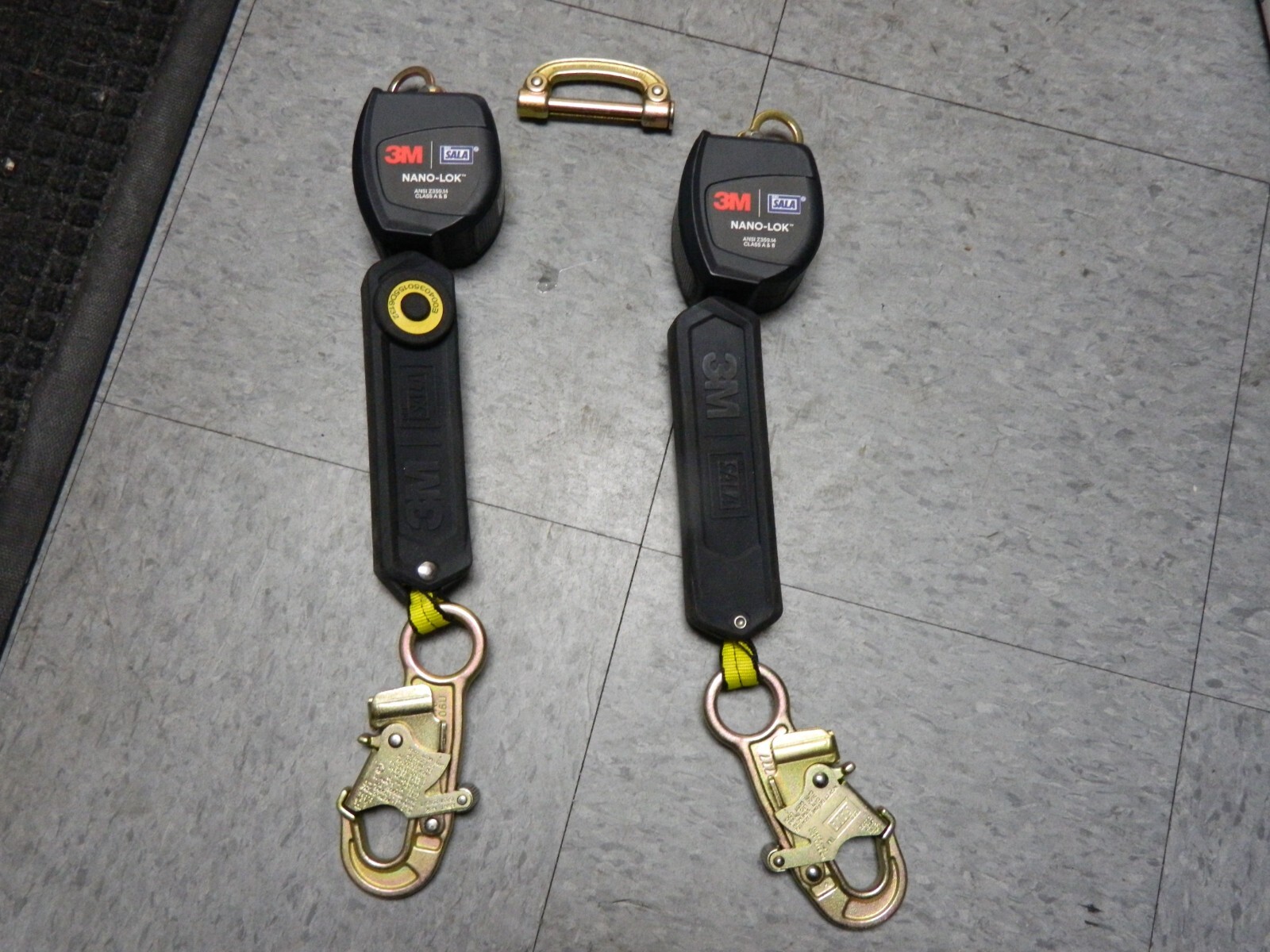 3M DBI/SALA Self-Retracting Lifeline: 420 lb Capacity, Self-Locking Carabiner