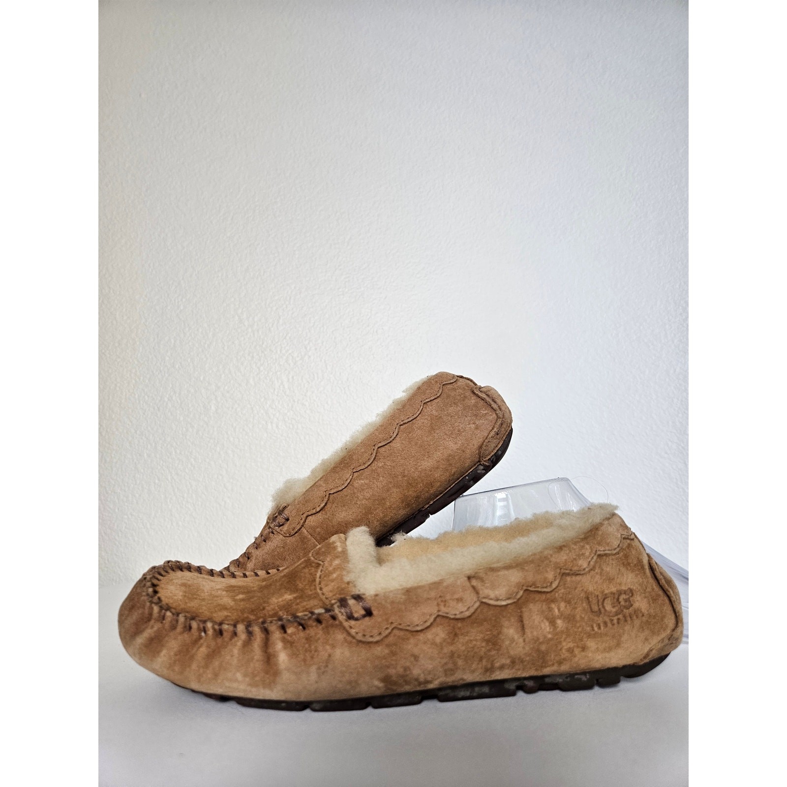UGG Scalloped Moc, Size 6